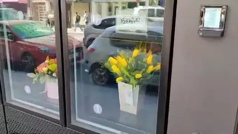 Así funciona la máquina expendedora de flores de Santiago Así funciona la máquina expendedora de flores de Santiago