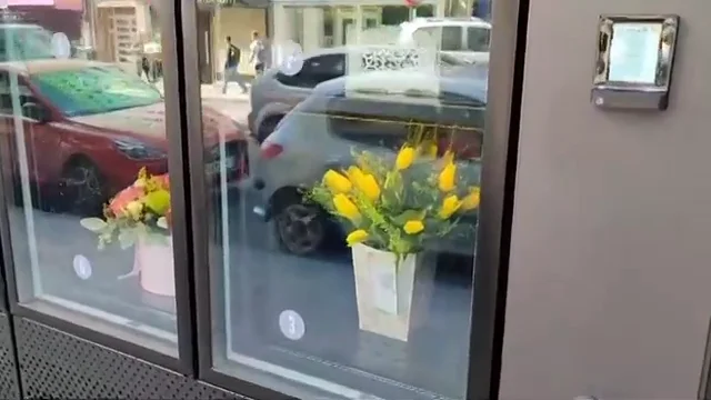 As&iacute; funciona la m&aacute;quina expendedora de flores de Santiago