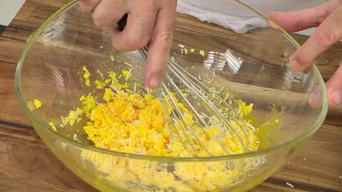 Agrega el queso pecorino poco a poco Agrega el queso pecorino poco a poco