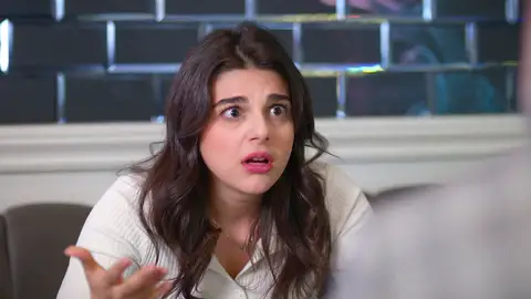 Cansu intenta chantajear a Akif, pero él destruye la carta... ¡comiéndosela! Cansu intenta chantajear a Akif, pero él destruye la carta... ¡comiéndosela!