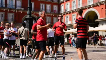 Aficionados del Stuttgart en la Plaza Mayor de Madrid Aficionados del Stuttgart en la Plaza Mayor de Madrid