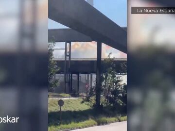 Humo procedente de la explosión en la zona de los hechos