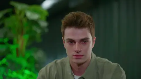 En el último capítulo de Hermanos: Berk por fin descubre la realidad, ¡su padre le está robando todo su dinero! En el último capítulo de Hermanos: Berk por fin descubre la realidad, ¡su padre le está robando todo su dinero!