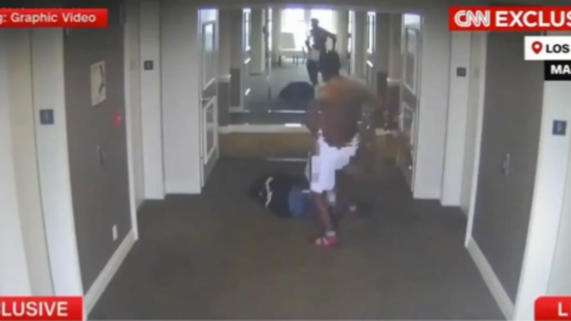 El rapero Puff Daddy agrede a su novia en el pasillo de un hotel El rapero Puff Daddy agrede a su novia en el pasillo de un hotel