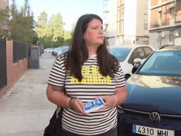 Una madre coloca pegatinas en los coches que invaden las plazas de movilidad reducida