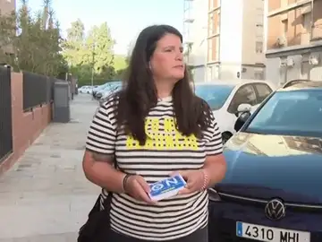 Una madre coloca pegatinas en los coches que invaden las plazas de movilidad reducida Una madre coloca pegatinas en los coches que invaden las plazas de movilidad reducida
