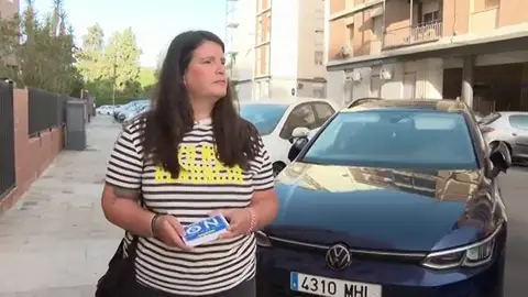 Una madre coloca pegatinas en los coches que invaden las plazas de movilidad reducida Una madre coloca pegatinas en los coches que invaden las plazas de movilidad reducida: "Si quieres la plaza, también te doy la discapacidad"
