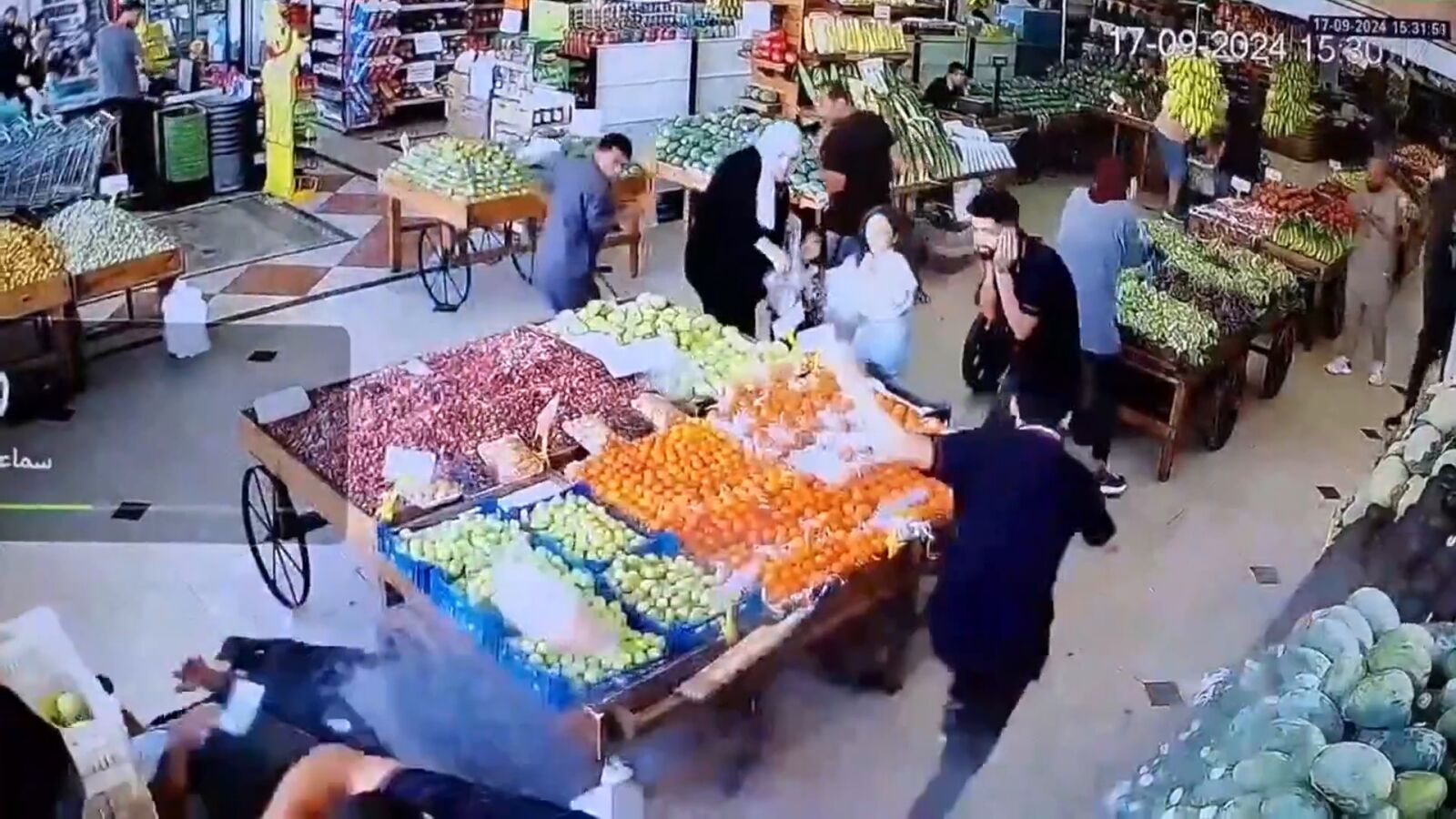 VÍDEO Ataque Israel con buscapersonas a Hezbolá | Así es el momento de la explosión de un 'busca' en una frutería en el Líbano