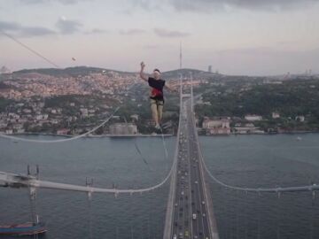 Jaan Roose cruza de Asia a Europa haciendo slackline