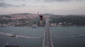 Jaan Roose cruza de Asia a Europa haciendo slackline