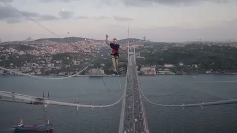 Jaan Roose cruza de Asia a Europa haciendo slackline Jaan Roose cruza de Asia a Europa haciendo slackline