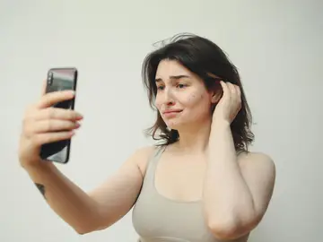 Chica con granitos en la mejilla Chica con granitos en la mejilla