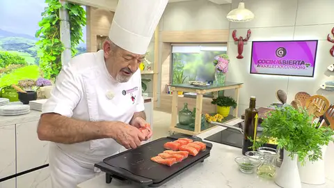 Calienta una plancha con 1 cucharada de aceite Calienta una plancha con 1 cucharada de aceite