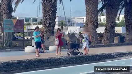 El vídeo de la mujer paseando por la calle con dos búhos El vídeo de la mujer paseando por la calle con dos búhos