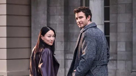 Luke Thompson y Yerin Ha, Sophie y Benedict en Los Bridgerton Luke Thompson y Yerin Ha, Sophie y Benedict en Los Bridgerton