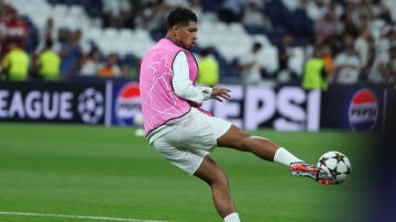 Jude Bellingham durante el calentamiento previo al Real Madrid-Stuttgart