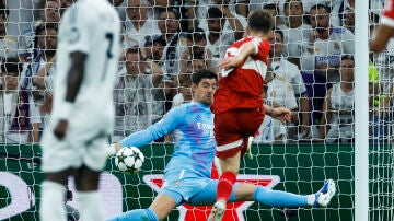 Courtois hace una parada durante el Real Madrid-Stuttgart