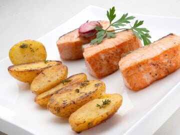 Arguiñano: receta de salmón en 3 minutos, con patatas al ajo y limón