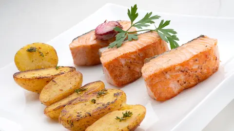 Arguiñano: receta de salmón en 3 minutos, con patatas al ajo y limón Arguiñano: receta de salmón en 3 minutos, con patatas al ajo y limón