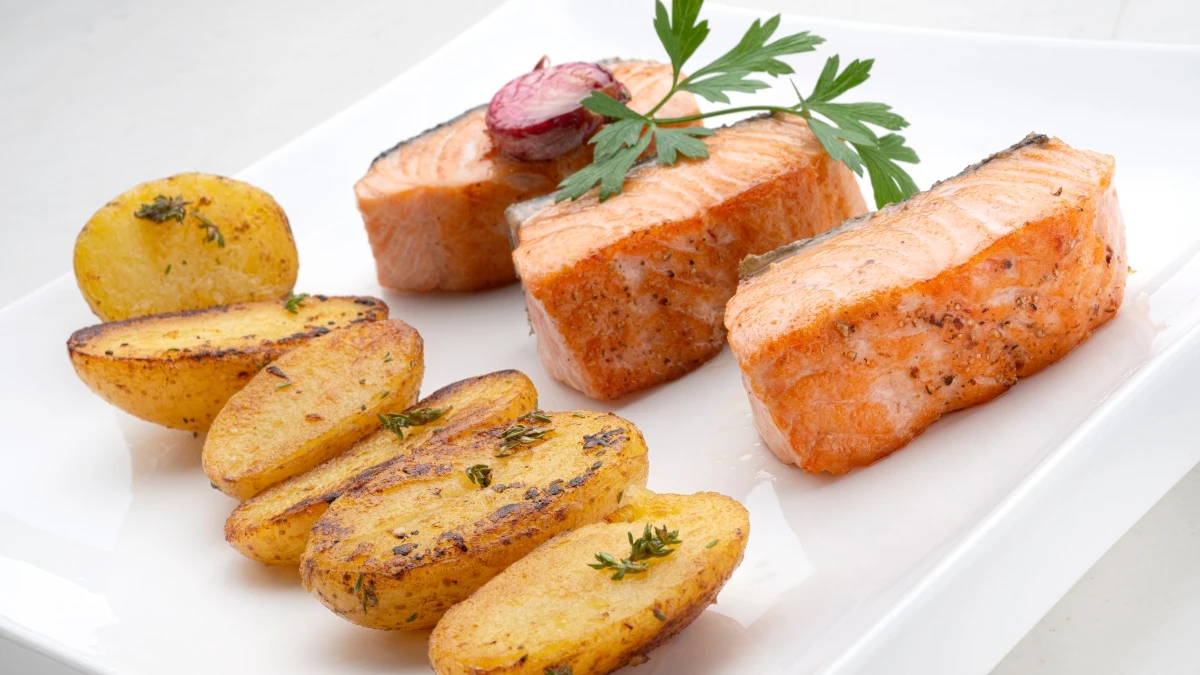 Arguiñano: receta de salmón en 3 minutos, con patatas al ajo y limón Arguiñano: receta de salmón en 3 minutos, con patatas al ajo y limón