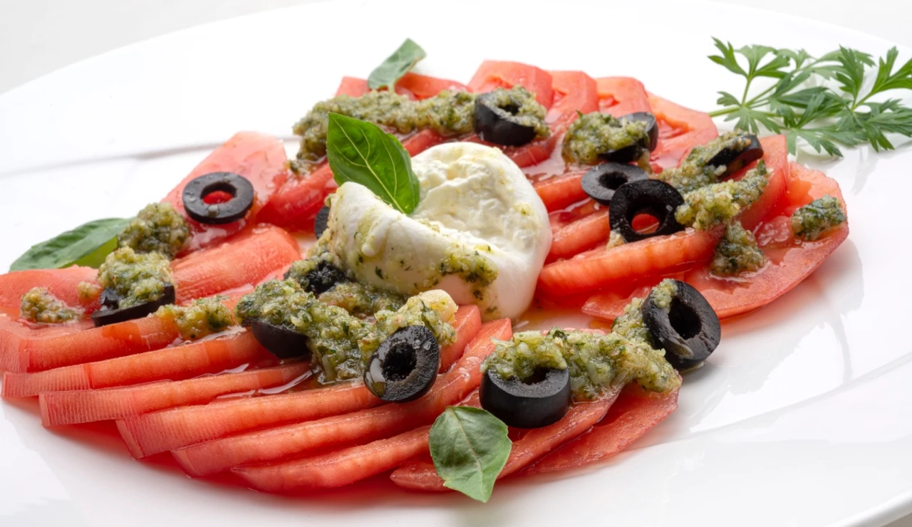 ¡Se ha puesto de moda! Ensalada de tomate y burratina con pesto, de Karlos Arguiñano