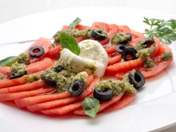 ¡Se ha puesto de moda! Ensalada de tomate y burratina con pesto, de Karlos Arguiñano