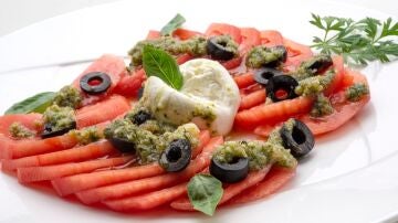 ¡Se ha puesto de moda! Ensalada de tomate y burratina con pesto, de Karlos Arguiñano