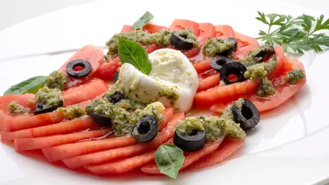 ¡Se ha puesto de moda! Ensalada de tomate y burratina con pesto, de Karlos Arguiñano ¡Se ha puesto de moda! Ensalada de tomate y burratina con pesto, de Karlos Arguiñano