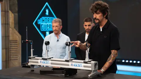 Invisibilidad gracias a la refracción: el sorprendente experimento que Marron le ha preparado a Ilia Topuria Invisibilidad gracias a la refracción: el sorprendente experimento que Marron le ha preparado a Ilia Topuria