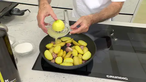 Sigue cocinándolas hasta que se evapore del zumo de limón Sigue cocinándolas hasta que se evapore del zumo de limón