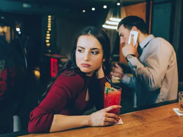 Mujer agobiada en un bar Mujer agobiada en un bar