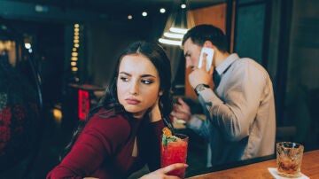 Mujer agobiada en un bar