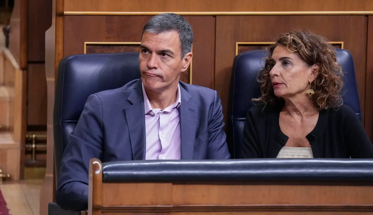 El presidente del Gobierno Pedro Sánchez (i) y la vicepresidenta primera del Gobierno María Jesús Montero
