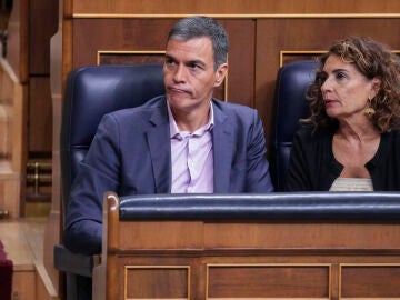 El presidente del Gobierno Pedro Sánchez (i) y la vicepresidenta primera del Gobierno María Jesús Montero