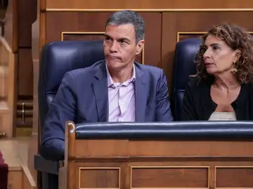 El presidente del Gobierno Pedro Sánchez (i) y la vicepresidenta primera del Gobierno María Jesús Montero El presidente del Gobierno Pedro Sánchez (i) y la vicepresidenta primera del Gobierno María Jesús Montero