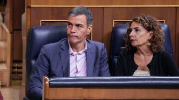 El presidente del Gobierno Pedro Sánchez (i) y la vicepresidenta primera del Gobierno María Jesús Montero