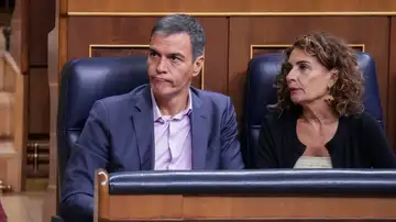 El presidente del Gobierno Pedro Sánchez (i) y la vicepresidenta primera del Gobierno María Jesús Montero El presidente del Gobierno Pedro Sánchez (i) y la vicepresidenta primera del Gobierno María Jesús Montero