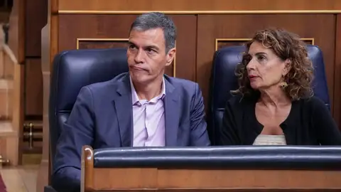 El presidente del Gobierno Pedro Sánchez (i) y la vicepresidenta primera del Gobierno María Jesús Montero El presidente del Gobierno Pedro Sánchez (i) y la vicepresidenta primera del Gobierno María Jesús Montero