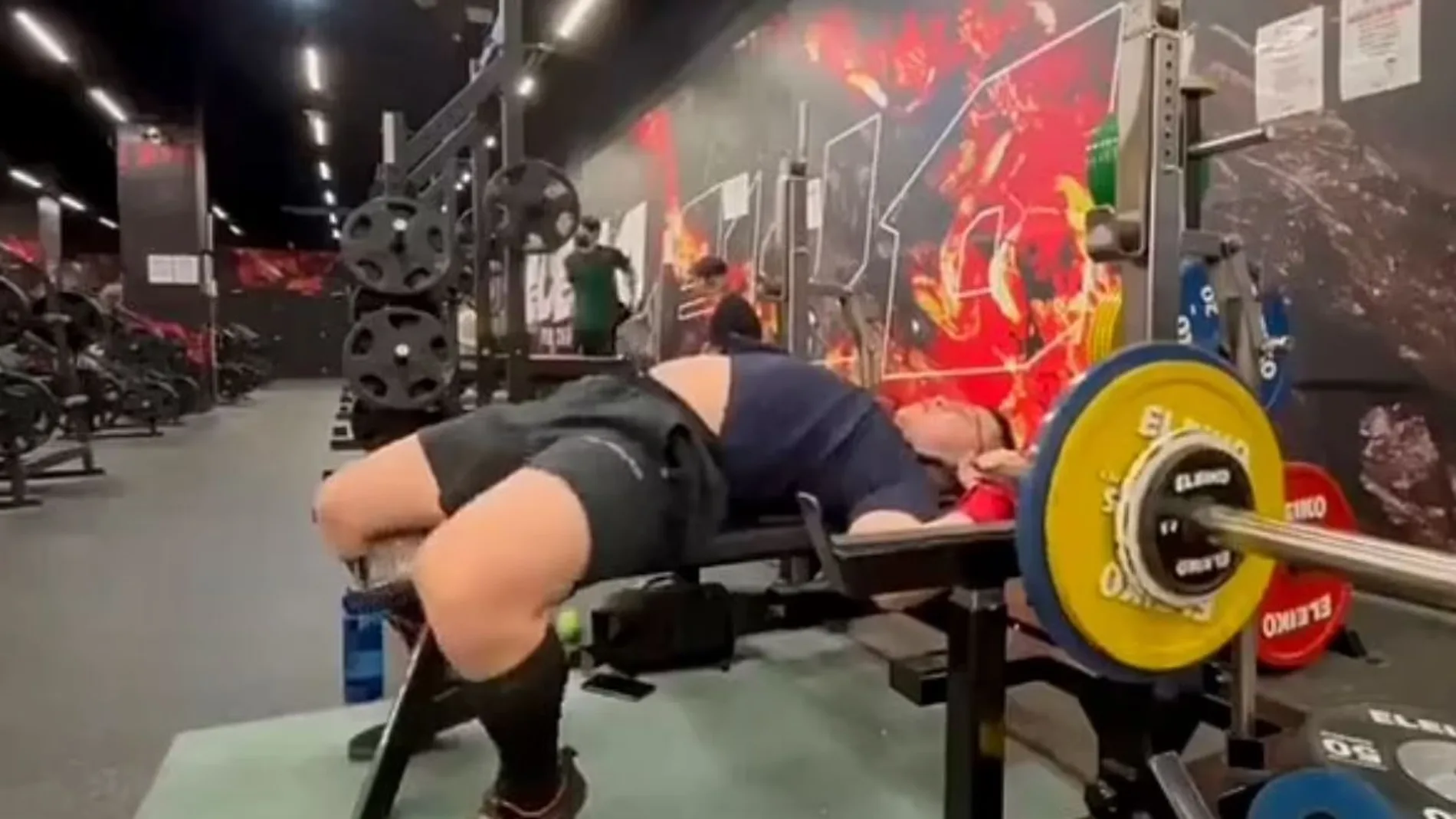 El hombre intentó levantar la pesa sin éxito El hombre intentó levantar la pesa sin éxito