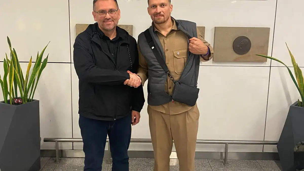 Oleksandr Usyk (d) tras ser liberado Oleksandr Usyk (d) tras ser liberado