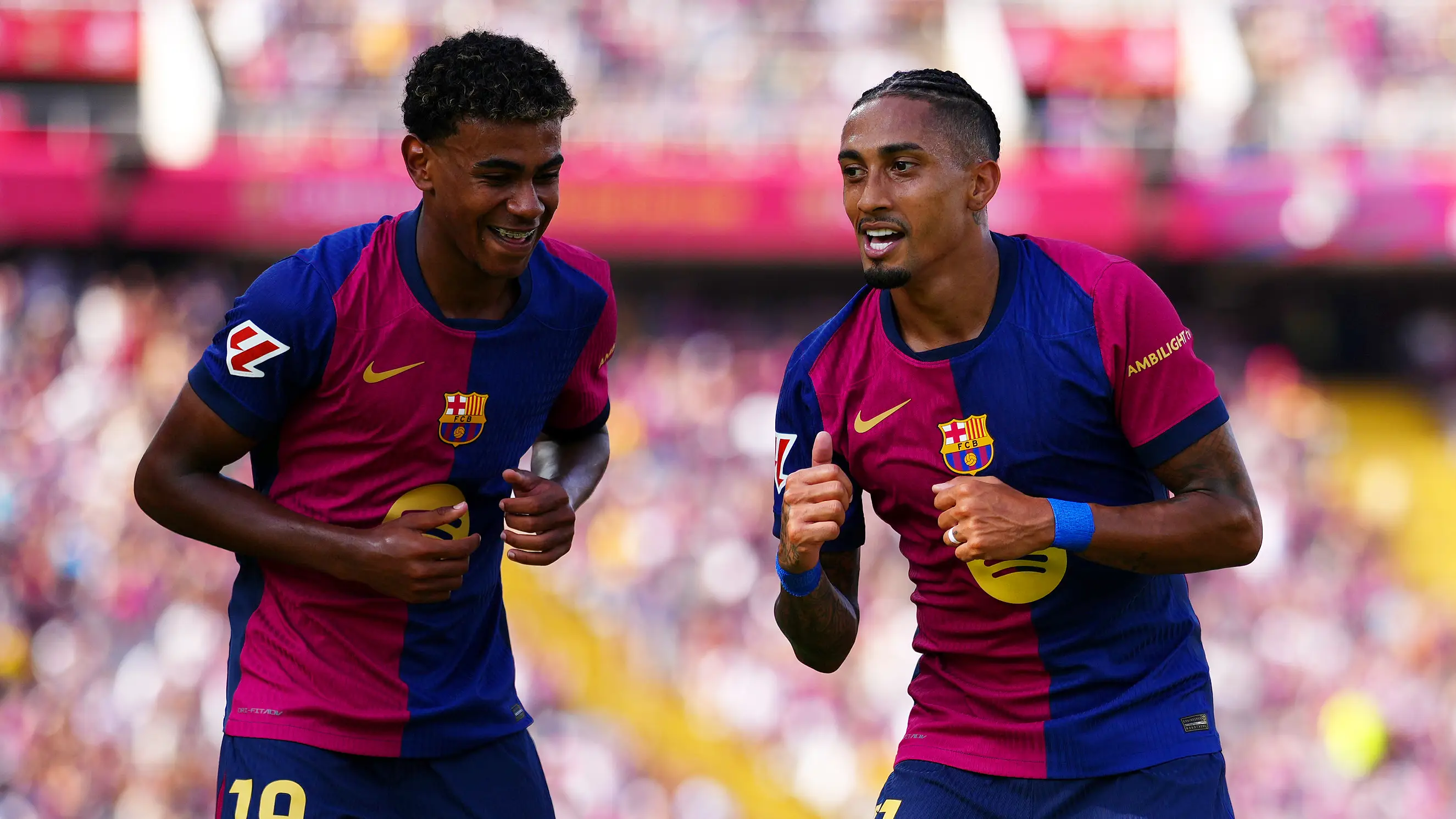 Lamine Yamal y Raphinha durante el Bar&ccedil;a-Valladolid de LaLiga