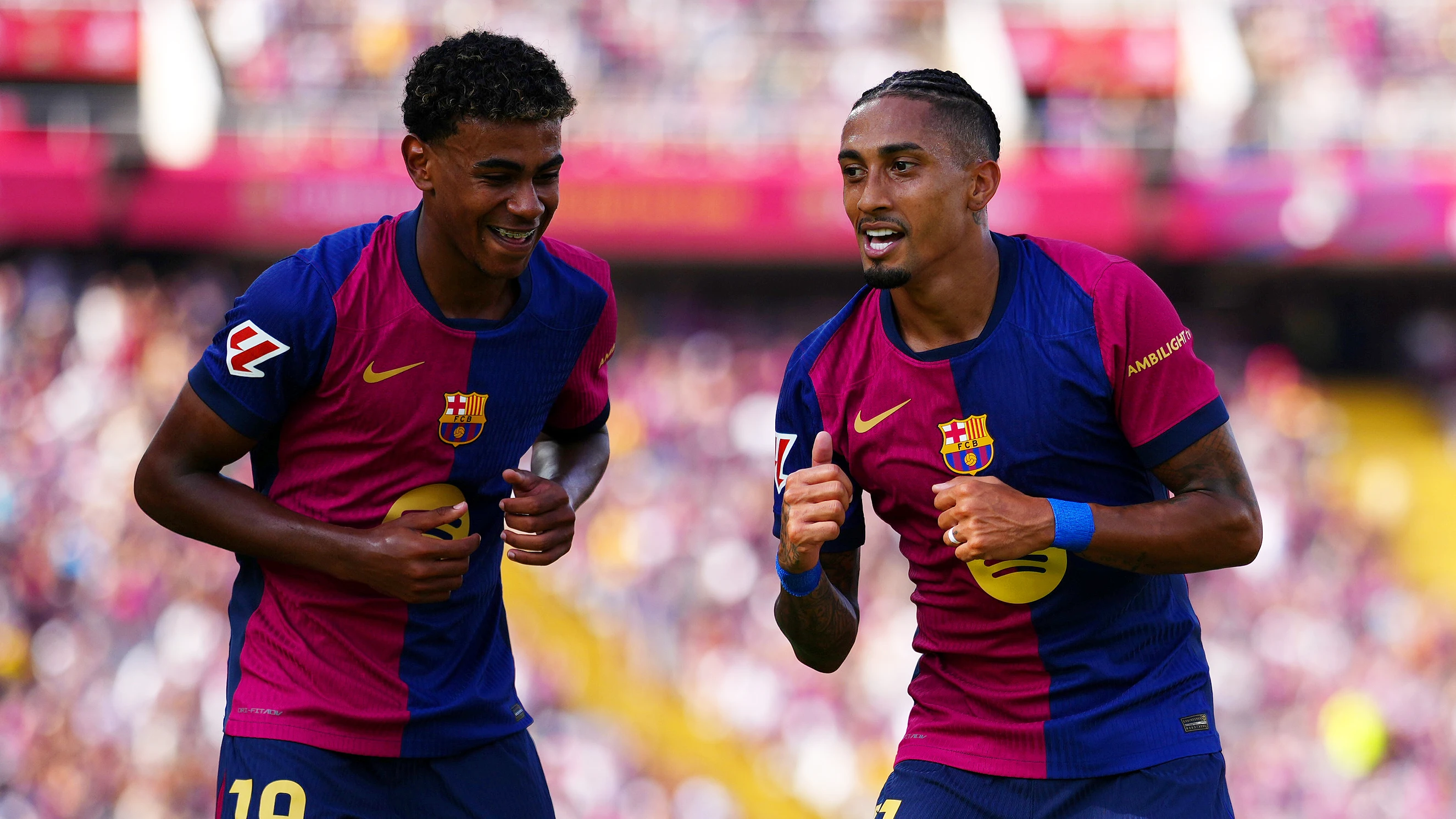 Lamine Yamal y Raphinha durante el Bar&ccedil;a-Valladolid de LaLiga
