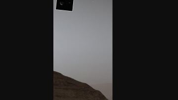 La Tierra y la luna Fobos en la misma imagen del rover Curiosity en Marte