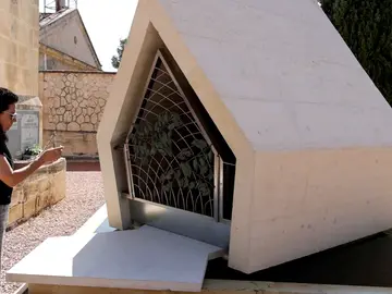 Indignación entre los fans de Camilo Sesto ante el destino de sus cenizas: "El diseño del mausoleo es frío y no se entiende" Indignación entre los fans de Camilo Sesto ante el destino de sus cenizas: "El diseño del mausoleo es frío y no se entiende"