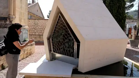 Indignación entre los fans de Camilo Sesto ante el destino de sus cenizas: "El diseño del mausoleo es frío y no se entiende" Indignación entre los fans de Camilo Sesto ante el destino de sus cenizas: "El diseño del mausoleo es frío y no se entiende"