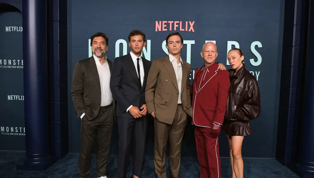 Javier Bardem, Chloë Sevigny, Cooper Koch y Nicholas Chavez en el estreno de Monstruos: La historia de Lyle y Erik Menéndez Javier Bardem, Chloë Sevigny, Cooper Koch y Nicholas Chavez en el estreno de Monstruos: La historia de Lyle y Erik Menéndez