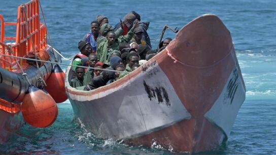 Imagen de un rescate de inmigrantes por parte de Salvamento Mar&iacute;timo en El Hierro