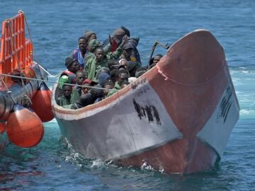 Imagen de un rescate de inmigrantes por parte de Salvamento Marítimo en El Hierro