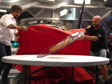 "Un desaf&iacute;o cient&iacute;fico": Marron muestra la mejor manera de colocar el mantel en la mesa