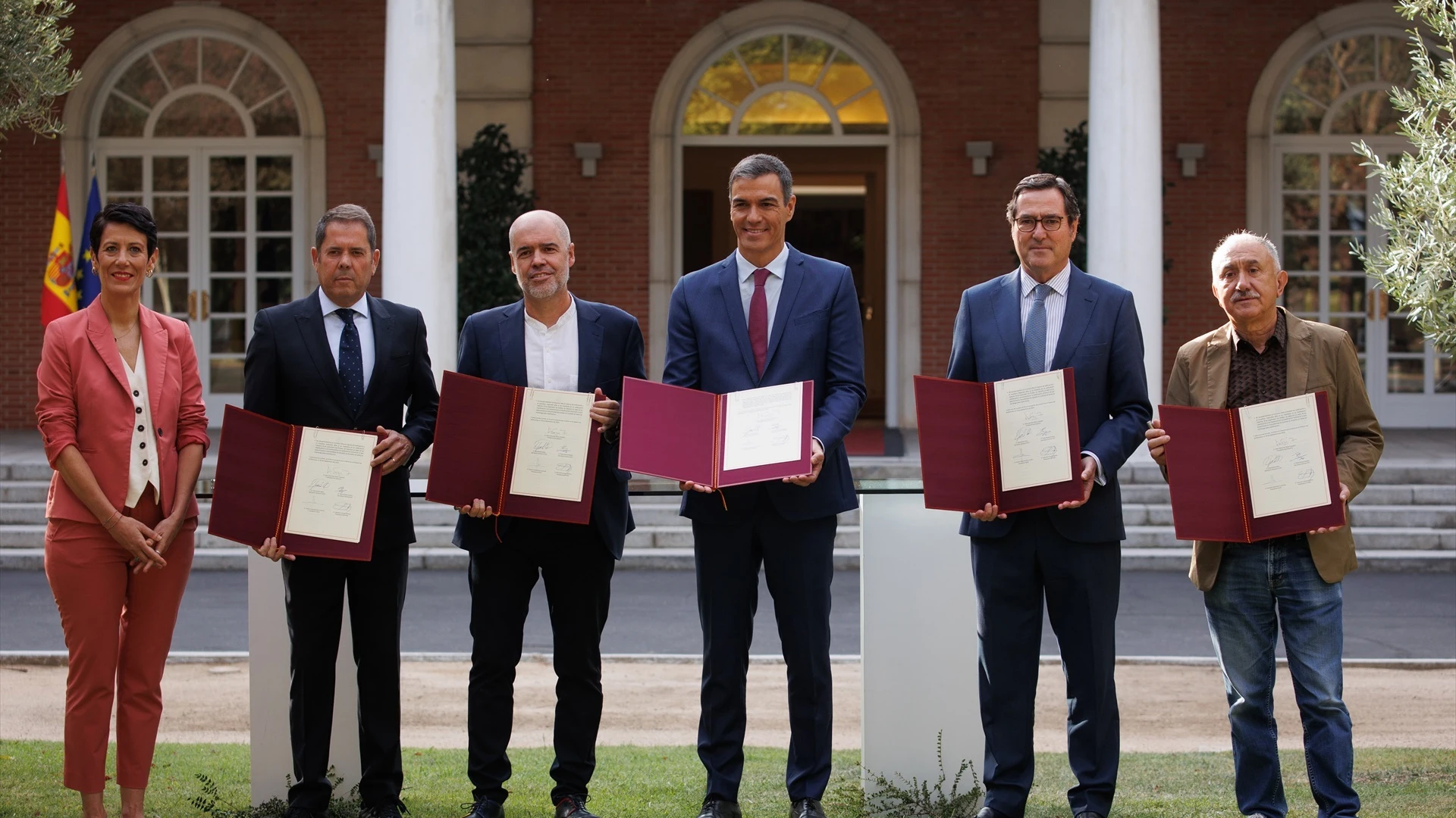 S&aacute;nchez preside la firma del acuerdo con agentes sociales para la flexibilizaci&oacute;n de las pensiones
